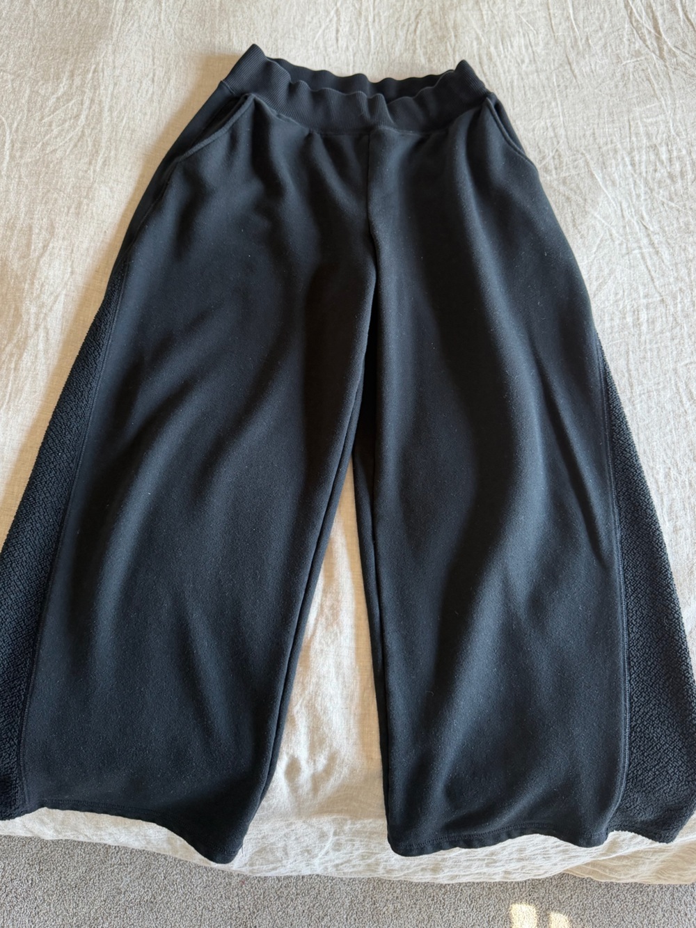 aerie Apres Chill Wide Leg Sweatpants Black in Medium Short